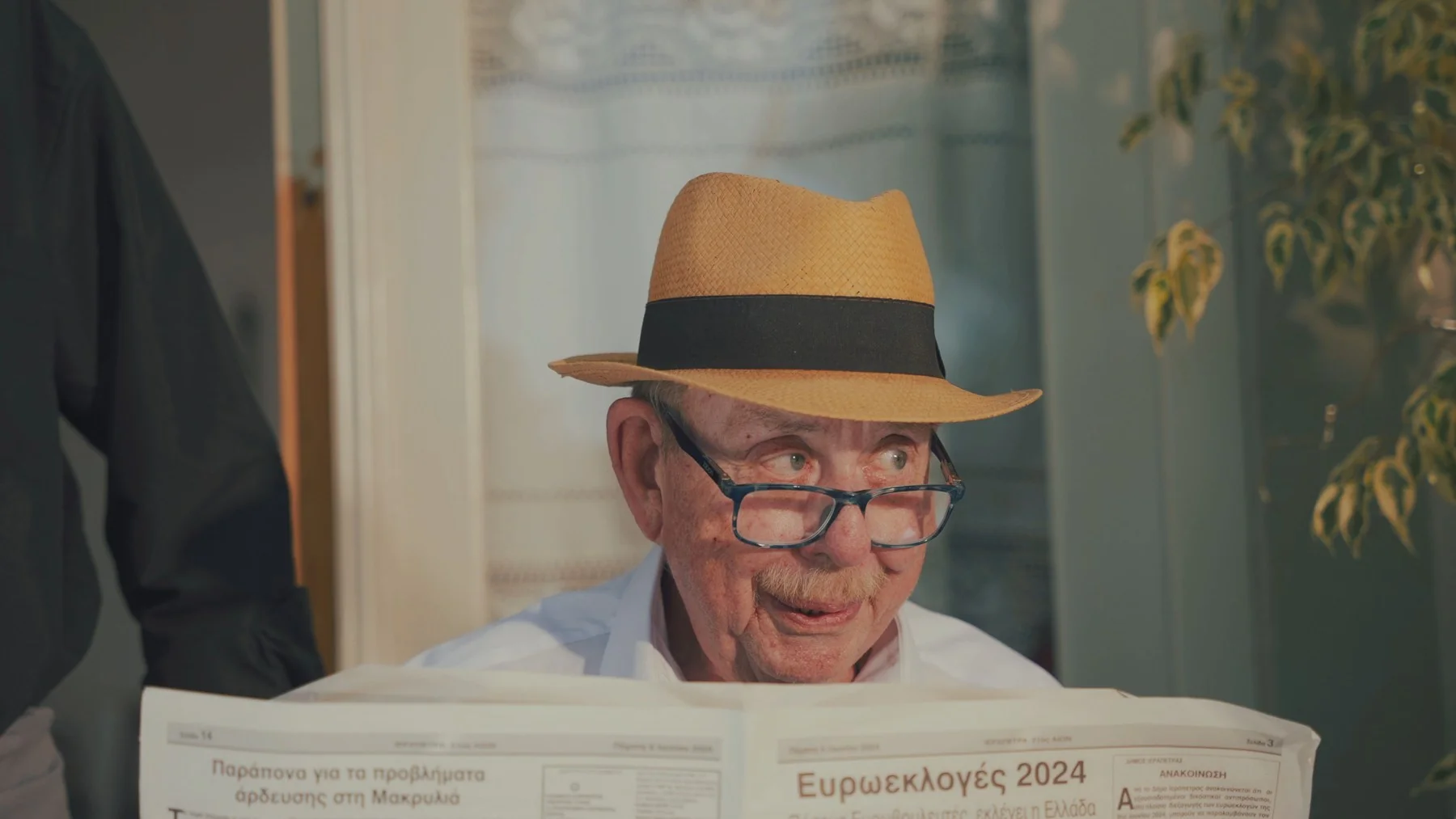 Ο Ηλίας Μαμαλάκης σε σκηνή του STAKA ME TA AVGA